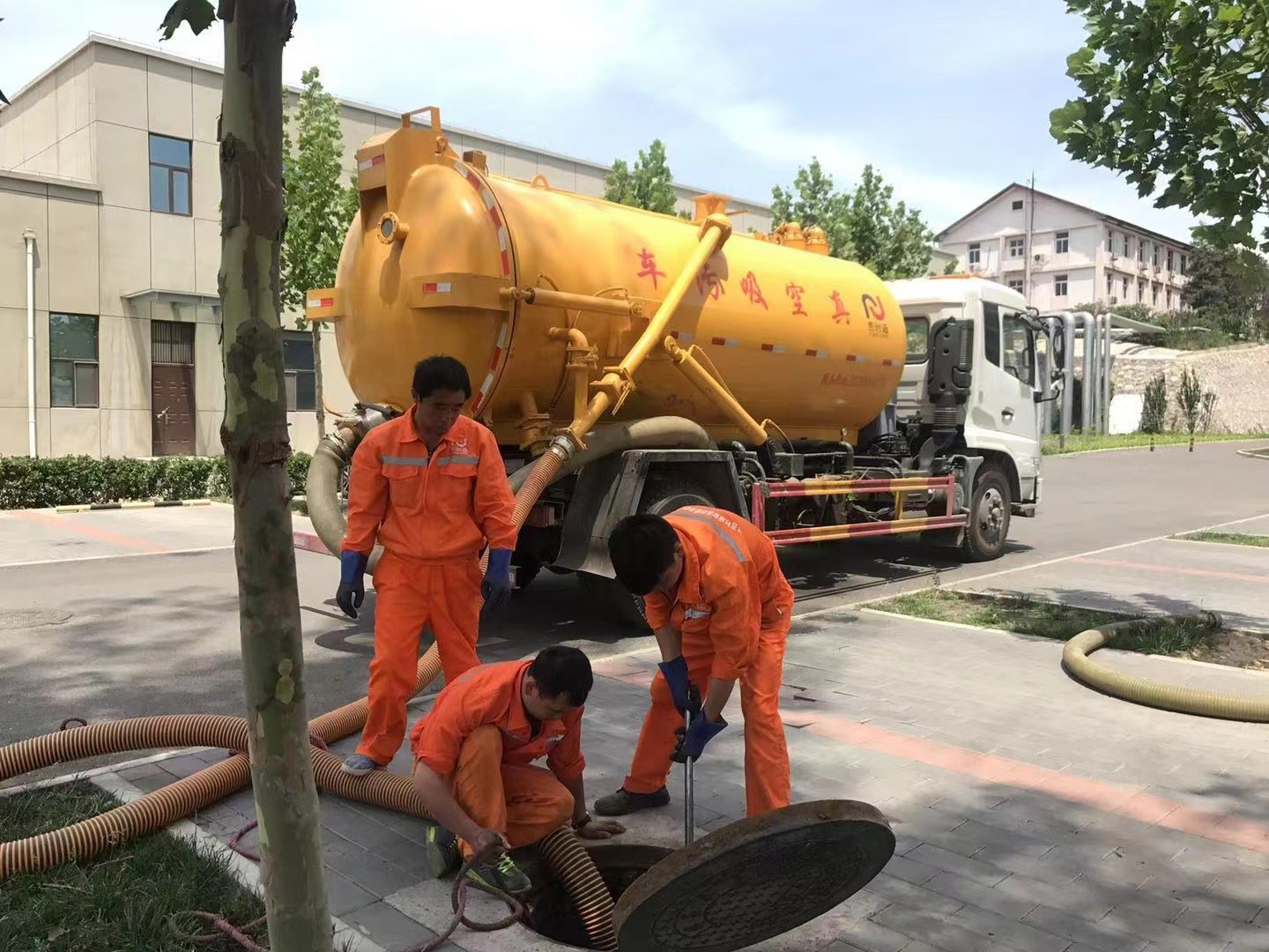 沅江管道疏通车停在窨井附近