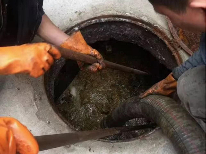 沅江清理化粪池时如何避免沼气的危害？